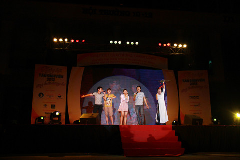 Thái Thùy Linh đồng ca với các bạn sinh viên tại đêm Gala. Ảnh: Trường Phong. Sau đó, đồng ca với các bạn sinh viên tại đêm Gala. Ảnh: Trường Phong.