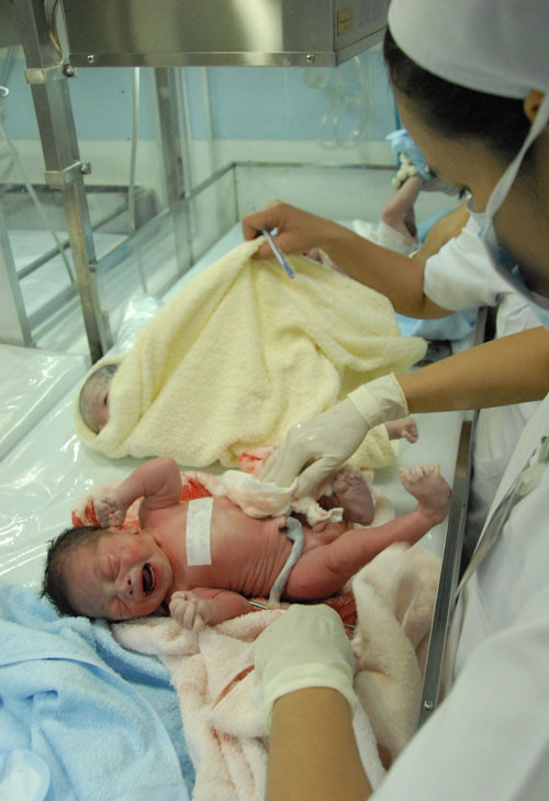 Một cuộc chuyển dạ mẹ tròn con vuông có quá khó giữa thời đại y học tiến bộ này?. Ảnh: T.T.D. Một cuộc chuyển dạ mẹ tròn con vuông có quá khó giữa thời đại y học tiến bộ này?. Ảnh: T.T.D.