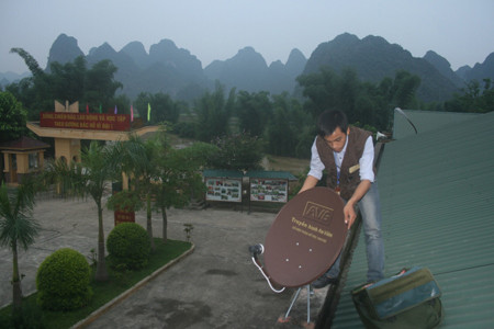 Kỹ thuật viên AVG – Truyền hình An Viên lắp đặt chảo vệ tinh tại đồn Đàm Thủy