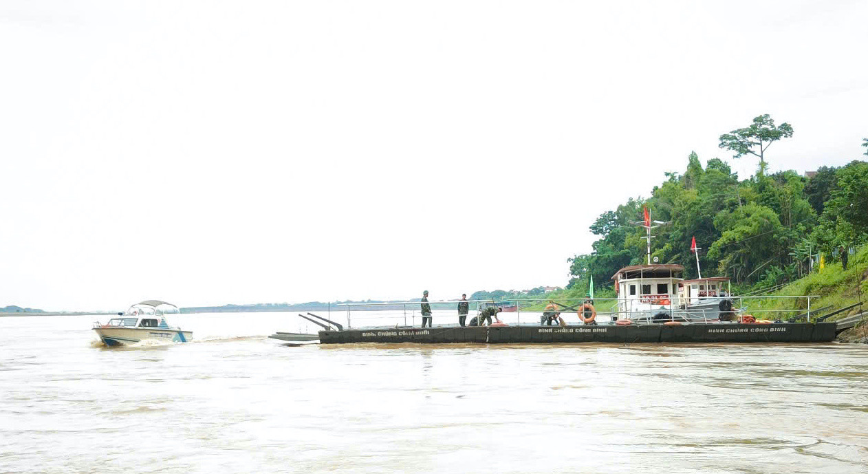 Lực lượng Công binh chuẩn bị chạy thử không tải phà quân sự tại Phong Châu. Lực lượng Công binh chuẩn bị chạy thử không tải phà quân sự tại Phong Châu.