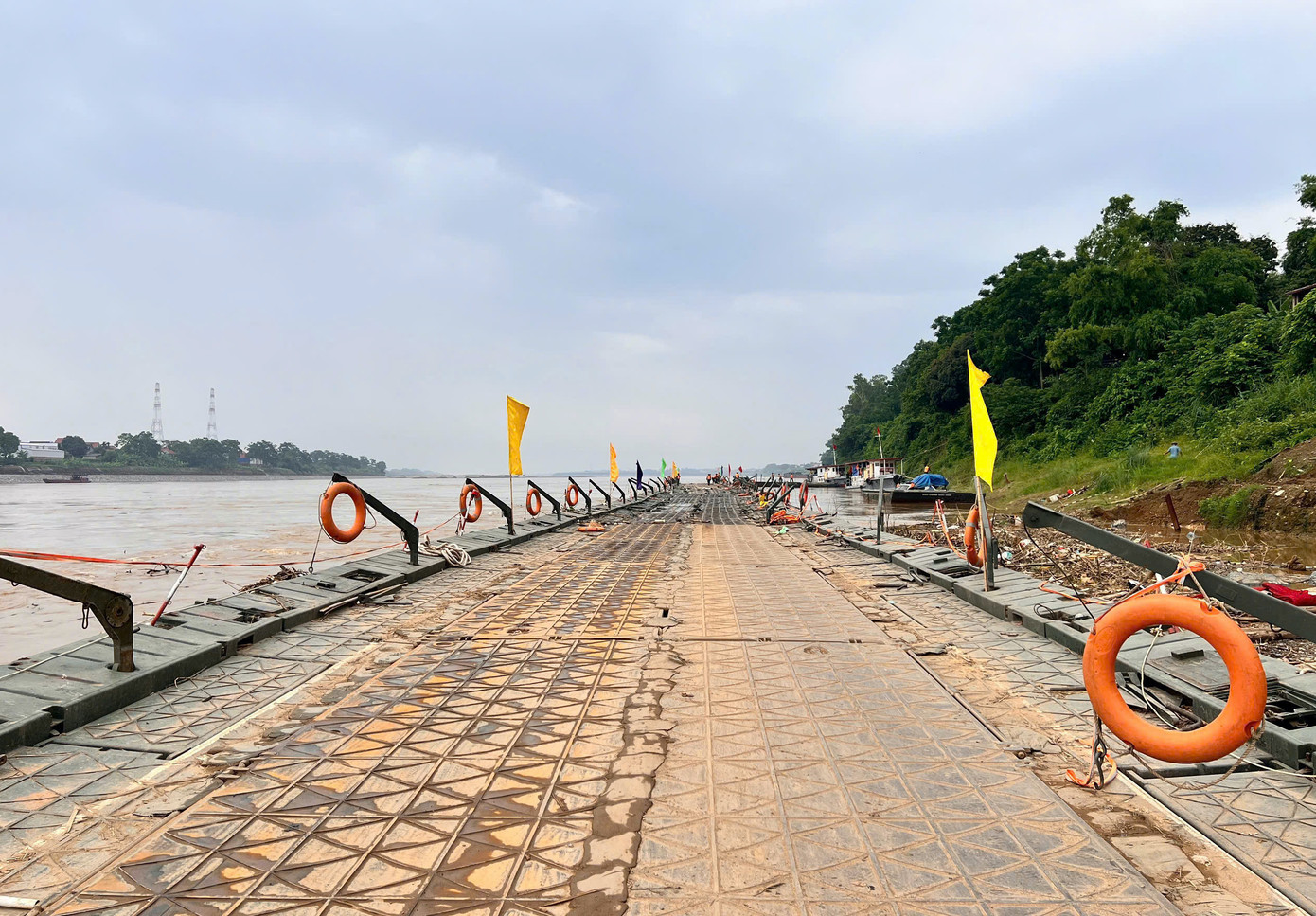 Cầu phao Phong Châu đã cập bờ an toàn. Cầu phao Phong Châu đã cập bờ an toàn.