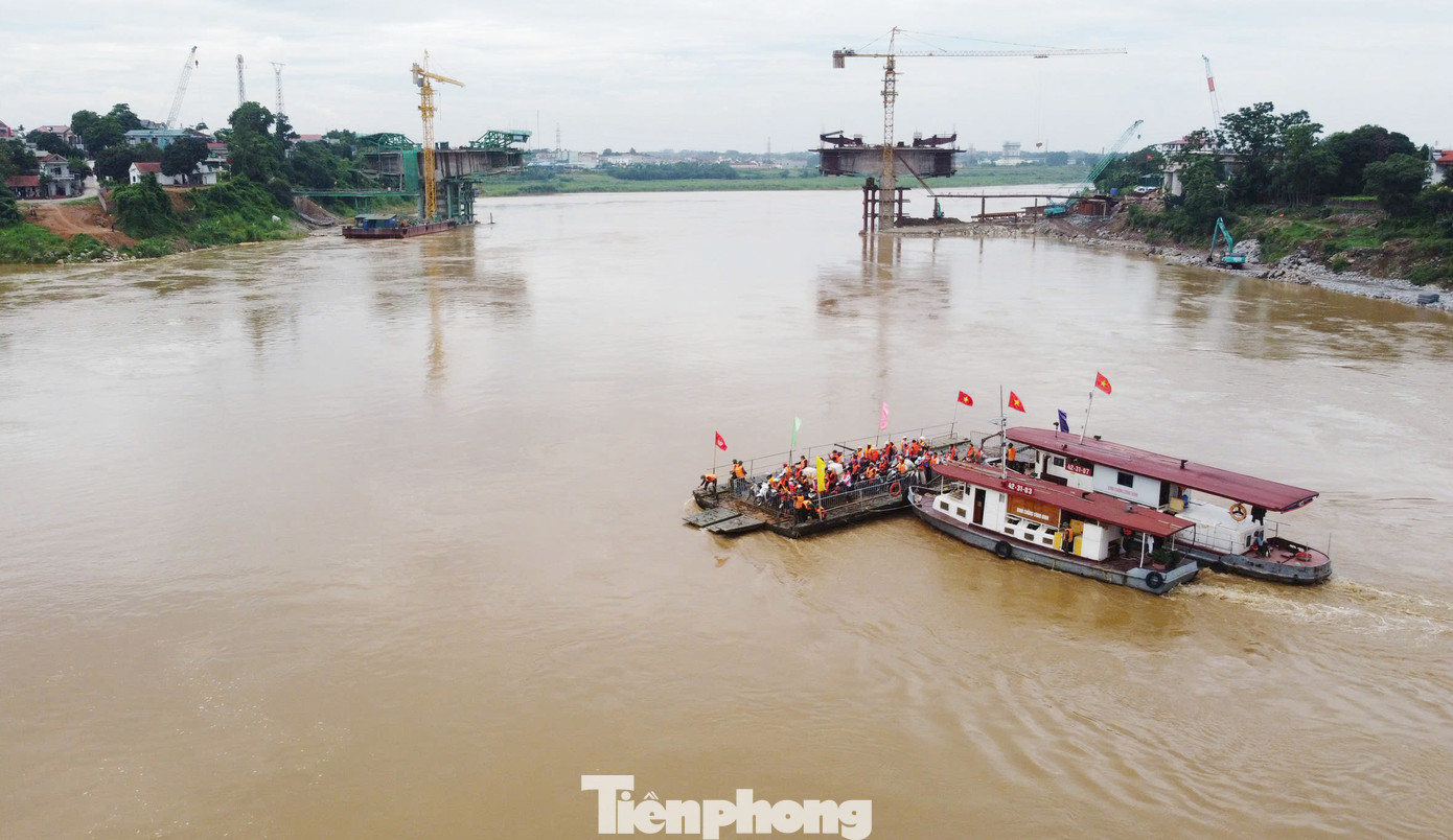 Mỗi phà được trang bị 2 tàu kéo. Mỗi phà được trang bị 2 tàu kéo.