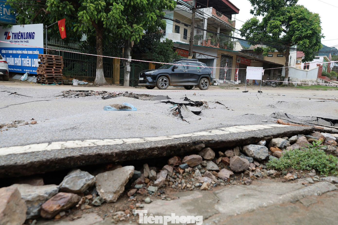 “Sau đó, có đoạn mặt đường bỗng bị đẩy lên cao, nước phun lên ào ào. Tôi tưởng lũ quét, lũ ống, chạy nhanh vào nhà chuẩn bị ít đồ đạc, nếu nước tiếp tục dâng lên hô hoán mọi người chạy lên núi. Rất may, sau đó nước rút dần, lộ ra mặt đường nứt gãy”, anh Phú kể lại.