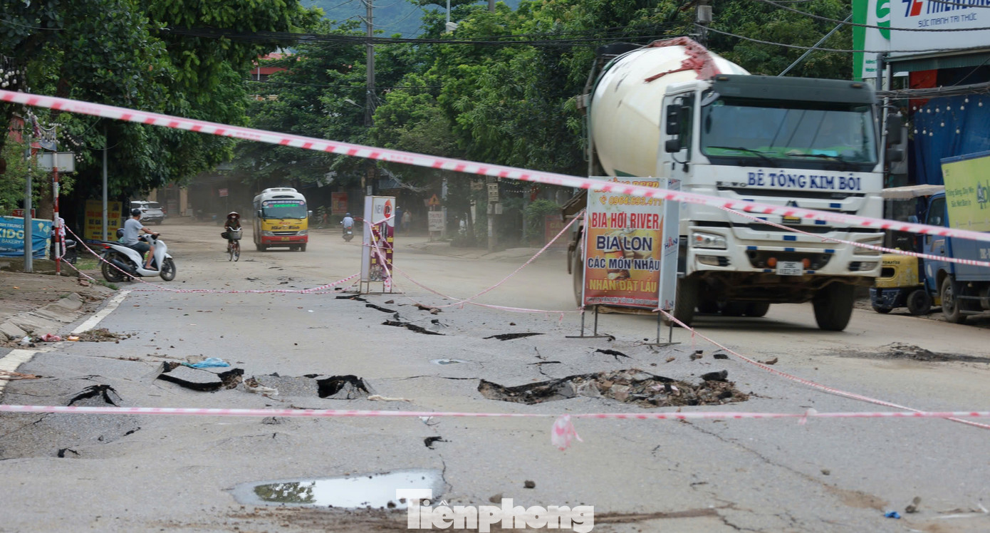 Ông Trần Khắc Lưu (sinh sống gần đoạn đường bị sụt lún trên đường An Dương Vương) cho hay, khoảng 17h hôm qua, sau hơn 1 tiếng mưa như trút nước, mặt đường An Dương Vương ngập hơn 50cm, nước từ cống đùn lên rất mạnh.
