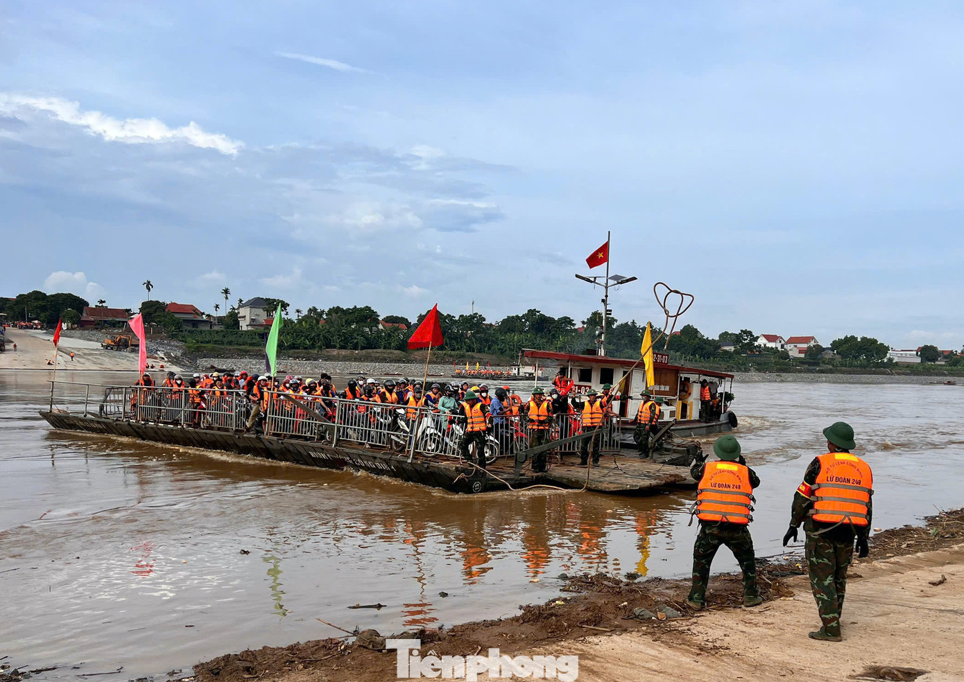 Phà quân sự bắt đầu khởi hành đưa người dân qua sông Hồng. Phà quân sự bắt đầu khởi hành đưa người dân qua sông Hồng.