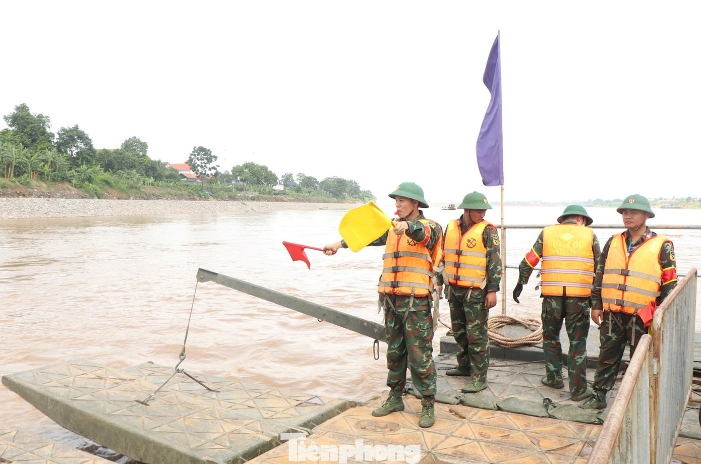 Bộ đội Công binh hoa tiêu để phà qua sông an toàn. Bộ đội Công binh hoa tiêu để phà qua sông an toàn.