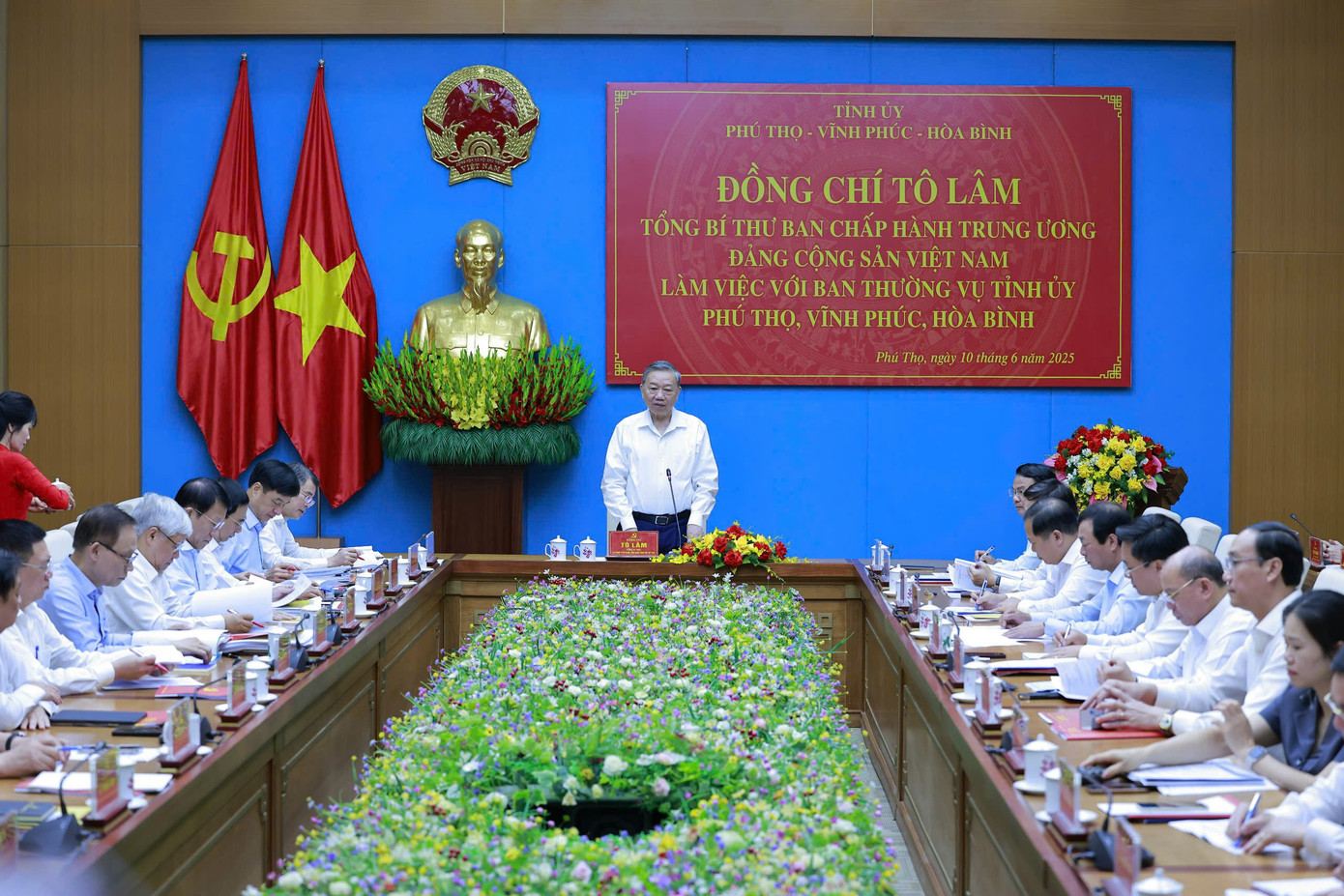 Toàn cảnh hội nghị.