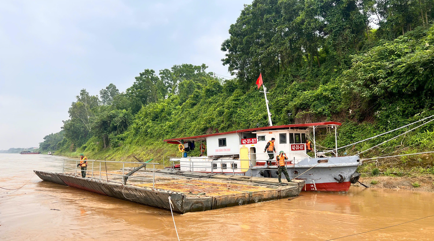 Phà quân sự đã sẵn sàng đưa người dân sang sông. Phà quân sự đã sẵn sàng đưa người dân sang sông.