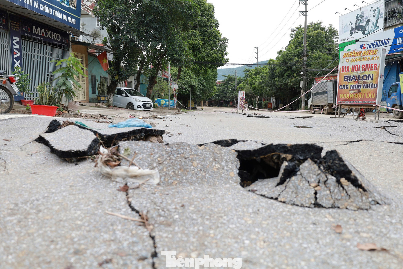 Cũng theo ông Lưu, tình trạng tắc ngập nước, trào bùn lên mặt đường mỗi khi mưa xuống đã xảy ra từ lâu rồi, nhưng ngày 16/6 là đỉnh điểm, nước trên núi đổ xuống đã làm bong, tróc, gãy mặt đường.