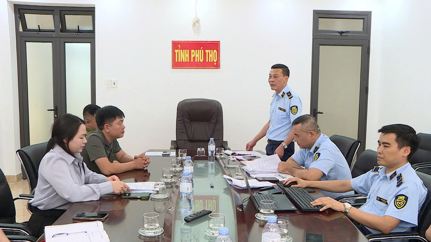 Đội QLTT số 7 lập biên bản vụ việc hơn 23.000 sản phẩm yến chưng. Đội QLTT số 7 lập biên bản vụ việc hơn 23.000 sản phẩm yến chưng.