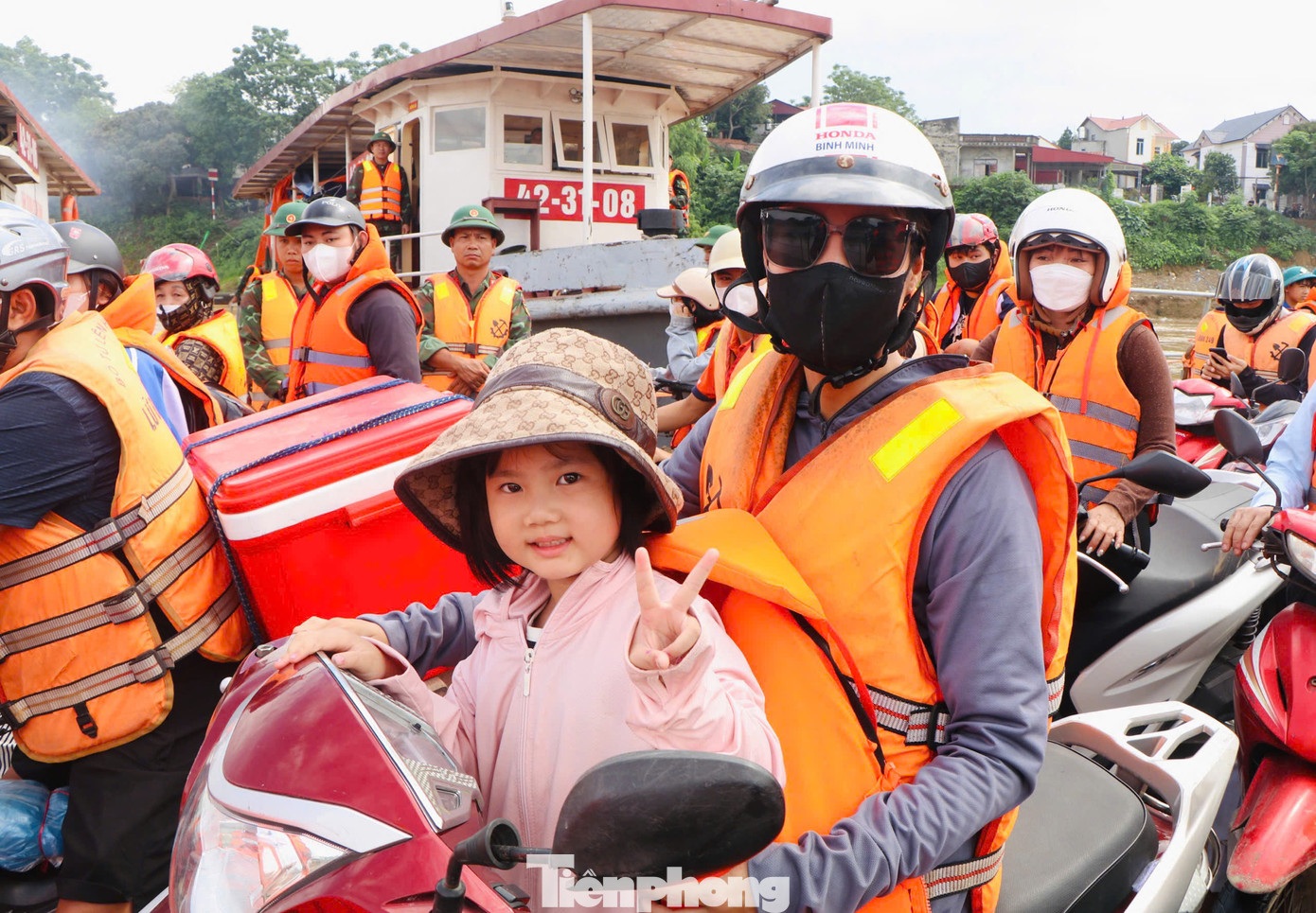 Để đảm bảo an toàn cho người dân qua sông, Lữ đoàn 249, Binh chủng Công binh cũng đã hiệp đồng chặt chẽ với địa phương, đặc biệt là UBND, Ban Chỉ huy quân sự huyện Tam Nông, huyện Lâm Thao, công an xã Hương Nộn (huyện Tam Nông, tỉnh Phú Thọ), công an xã Phùng Nguyên (huyện Lâm Thao, tỉnh Phú Thọ) phối hợp với đơn vị phân luồng, điều tiết giao thông; cấp phát áo phao và hướng dẫn người dân lên, xuống phà. Để đảm bảo an toàn cho người dân qua sông, Lữ đoàn 249, Binh chủng Công binh cũng đã hiệp đồng chặt chẽ với địa phương, đặc biệt là UBND, Ban Chỉ huy quân sự huyện Tam Nông, huyện Lâm Thao, công an xã Hương Nộn (huyện Tam Nông, tỉnh Phú Thọ), công an xã Phùng Nguyên (huyện Lâm Thao, tỉnh Phú Thọ) phối hợp với đơn vị phân luồng, điều tiết giao thông; cấp phát áo phao và hướng dẫn người dân lên, xuống phà.