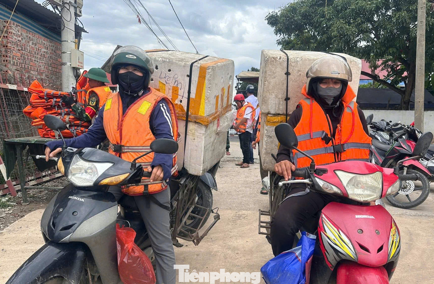 Người dân hạnh phúc khi phà hoạt động. Chị Nguyễn Thị Cúc ở huyện Tam Nông chia sẻ, cầu phao Phong Châu bị cắt, mỗi ngày chị phải di chuyển gần 50km để giao hàng ở TP. Việt Trì. Nay có phà, quãng đường giúp chị giao hàng thuận lợi hơn, tiết kiệm rất nhiều thời gian, công sức. Người dân hạnh phúc khi phà hoạt động. Chị Nguyễn Thị Cúc ở huyện Tam Nông chia sẻ, cầu phao Phong Châu bị cắt, mỗi ngày chị phải di chuyển gần 50km để giao hàng ở TP. Việt Trì. Nay có phà, quãng đường giúp chị giao hàng thuận lợi hơn, tiết kiệm rất nhiều thời gian, công sức.