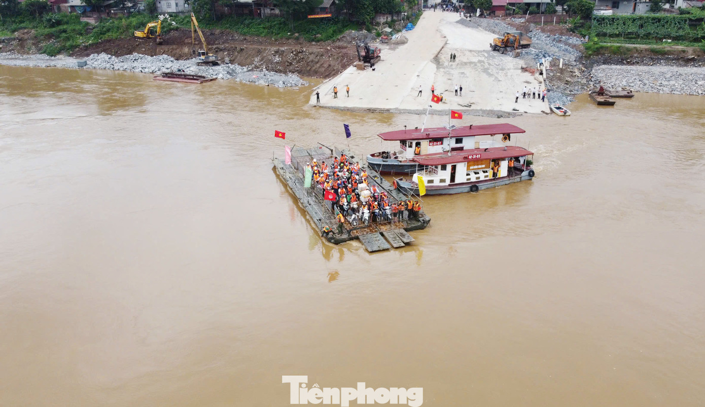 Mỗi phà được trang bị 2 tàu kéo. Mỗi phà được trang bị 2 tàu kéo.