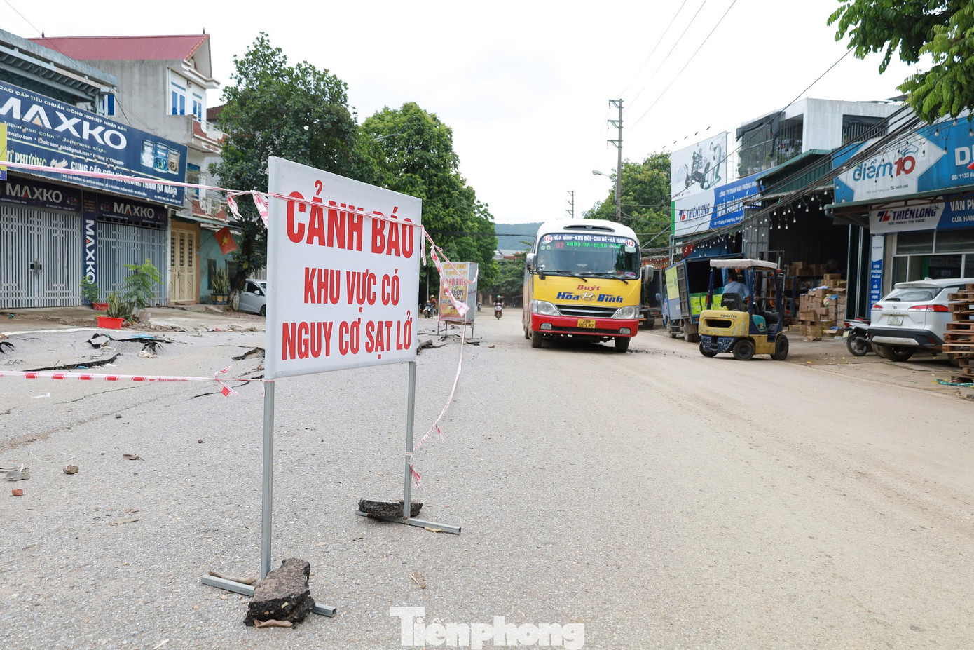 Như Tiền Phong đưa tin, trận mưa lớn chiều 16/6 đã làm đoạn đường An Dương Vương (thành phố Hoà Bình, tỉnh Hòa Bình, đoạn gần chân dốc Cun) nứt gãy, bong bật mặt đường nghiêm trọng.