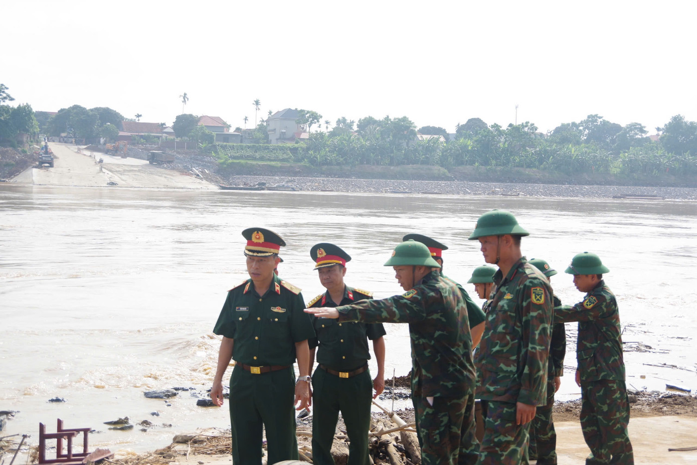 Thiếu tướng Trần Trung Hoà, Tư lệnh Binh chủng Công binh đến kiểm tra tình hình thực tế tại cầu phao Phong Châu. Thiếu tướng Trần Trung Hoà, Tư lệnh Binh chủng Công binh đến kiểm tra tình hình thực tế tại cầu phao Phong Châu.