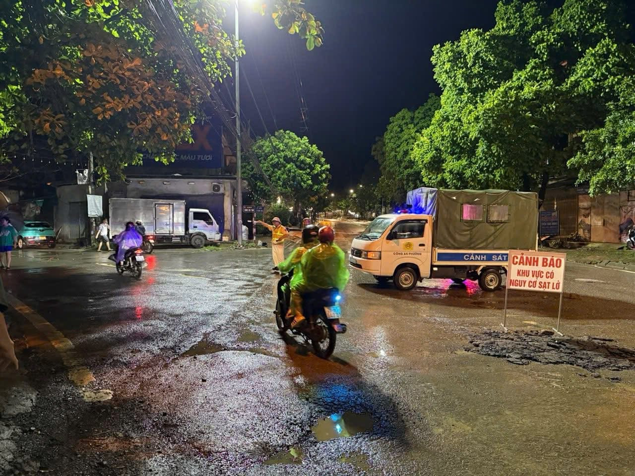 Cảnh sát giao thông tỉnh Hòa Bình phân luồng, đảm bảo an toàn giao thông trên tuyến.