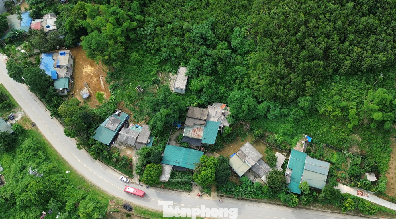 Những hộ dân xóm Bãi Khoai, xã Mỵ Hòa, huyện Kim Bôi, tỉnh Hòa Bình luôn nơm nớp sống ở dưới quả đồi có nguy cơ sạt lở cao. Những hộ dân xóm Bãi Khoai, xã Mỵ Hòa, huyện Kim Bôi, tỉnh Hòa Bình luôn nơm nớp sống ở dưới quả đồi có nguy cơ sạt lở cao.