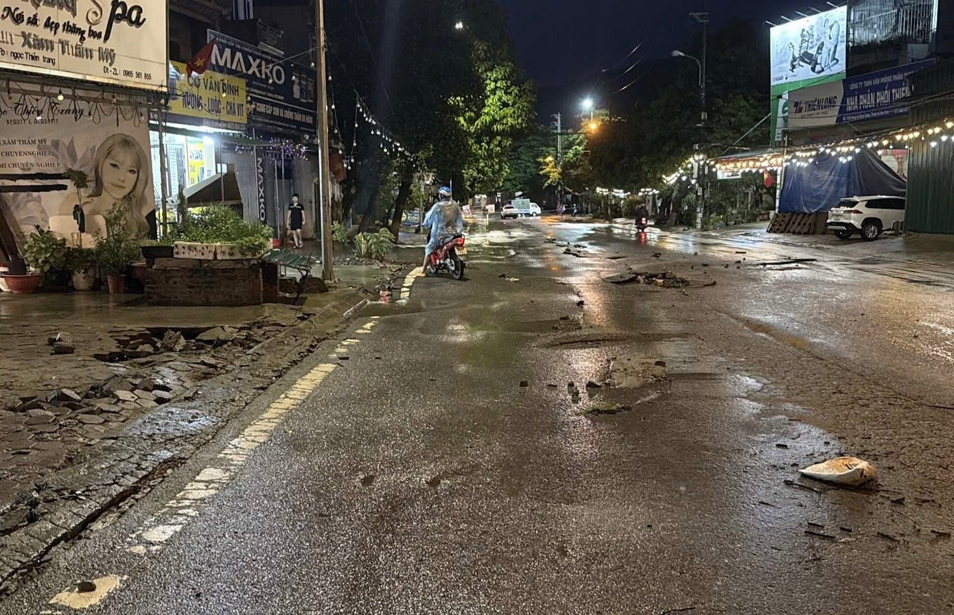 Đường An Dương Vương sau trận mưa lớn.