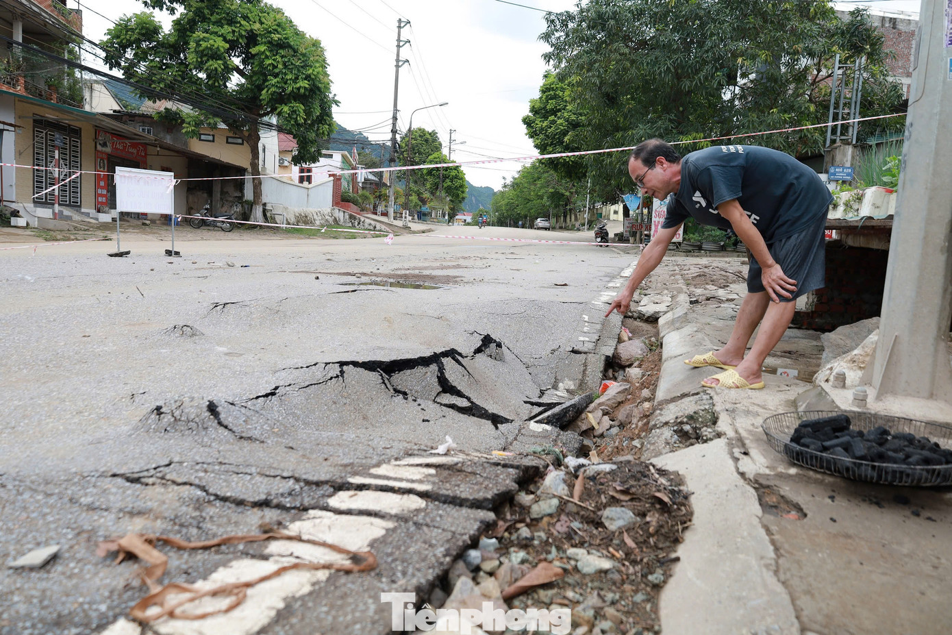 “Sau đó, có đoạn mặt đường bỗng bị đẩy lên cao, nước phun lên ào ào. Tôi tưởng lũ quét, lũ ống, chạy nhanh vào nhà chuẩn bị ít đồ đạc, nếu nước tiếp tục dâng lên hô hoán mọi người chạy lên núi. Rất may, sau đó nước rút dần, lộ ra mặt đường nứt gãy”, anh Phú kể lại.