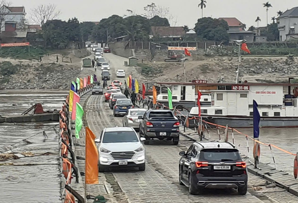 Cầu phao Phong Châu đi vào hoạt động vào sáng 20/6.