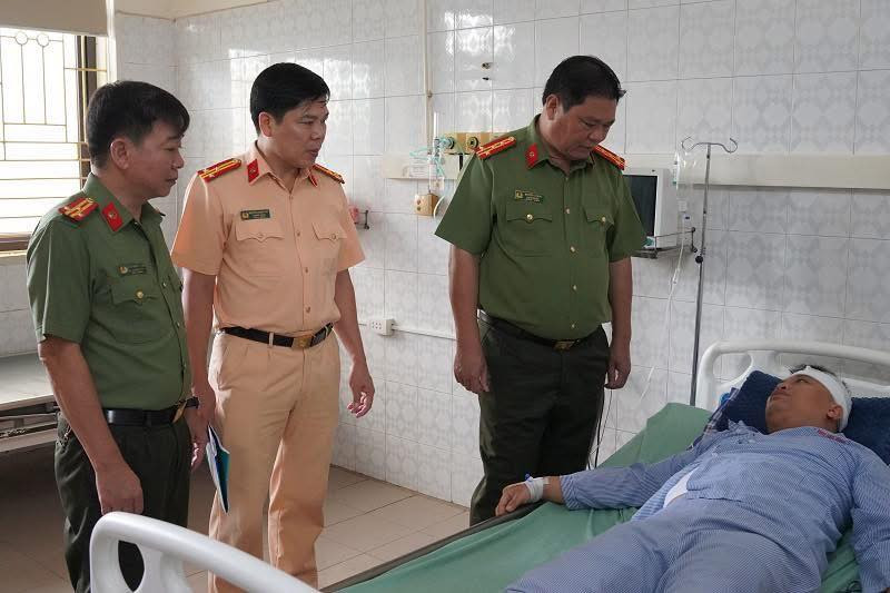 Đại tá Nguyễn Thành thăm hỏi, động viên Đại uý Đỗ Đức Trung.