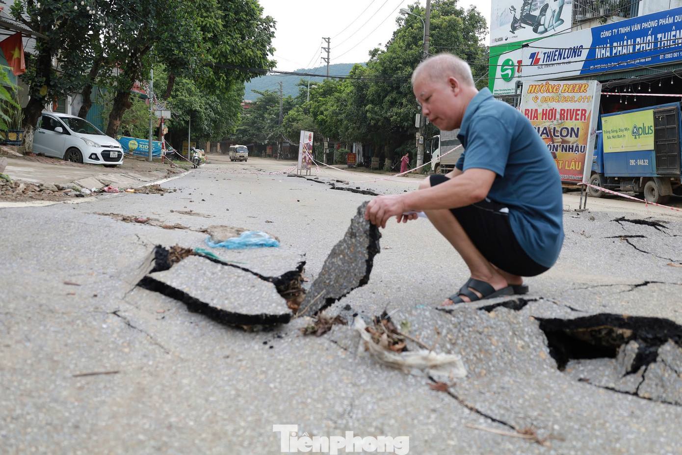 “Người dân chúng tôi mỗi lần tiếp xúc cử tri đều có ý kiến và nhiều lần có đơn gửi lên thành phố Hòa Bình, Sở Giao thông vận tải (nay là Sở Xây dựng - PV) đề nghị sửa chữa cống thoát nước để người dân yên tâm mỗi khi mùa mưa đến. Cơ quan chức năng đã đến khảo sát, nhưng chưa thấy đơn vị nào xuống sửa chữa”, ông Lưu cho hay.