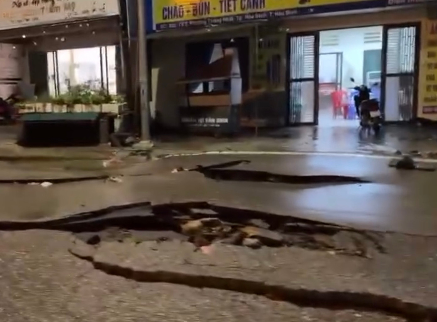 Hình ảnh mặt đường bị nứt, lún.