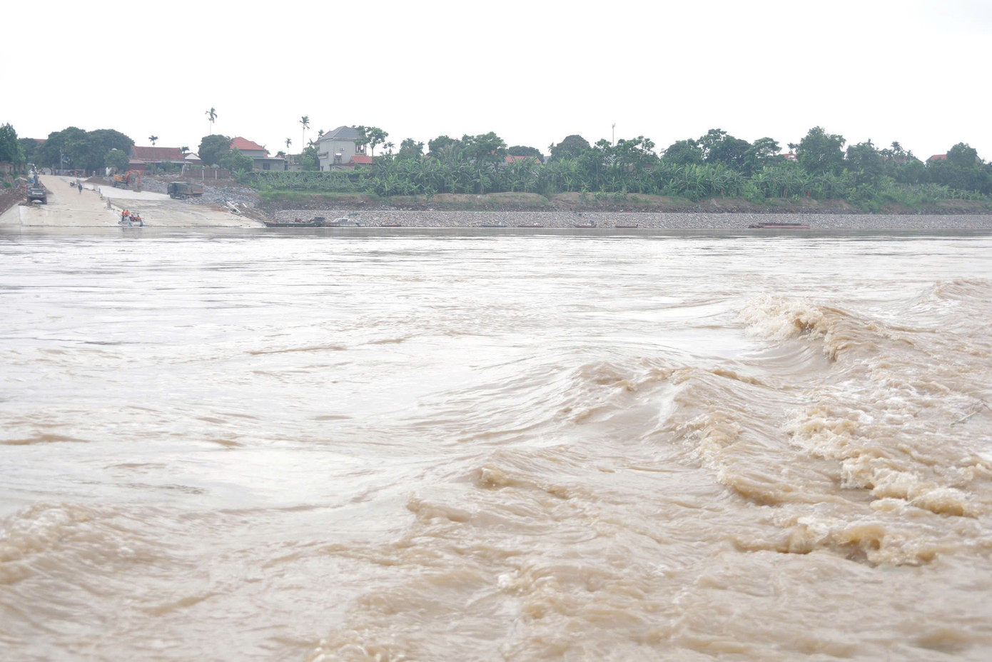 Lưu tốc nước sông Hồng tại vị trí bắc cầu phao Phong Châu đang ở mức 3,42m/s. Lưu tốc nước sông Hồng tại vị trí bắc cầu phao Phong Châu đang ở mức 3,42m/s.