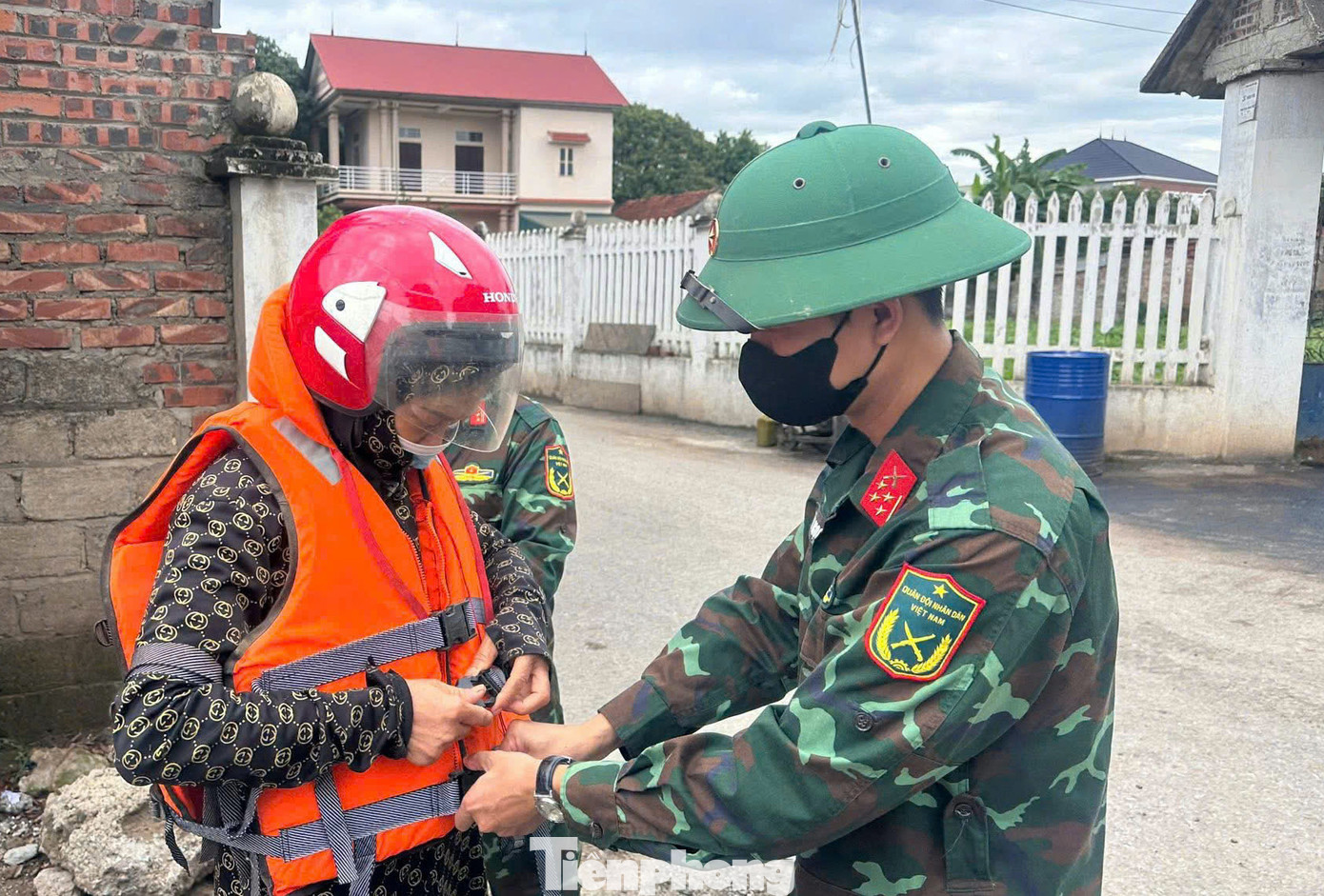 Đại tá Nguyễn Đăng Chiến, Trưởng phòng Tuyên huấn, Binh chủng Công bình cho biết, phà quân sự hoạt động từ 6 giờ đến 20h hàng ngày. Sau 20h, đơn vị tiến hành bảo quản, bảo dưỡng phà và đầu kéo. Khi lưu tốc dòng chảy xuống dưới 2m/s đơn vị tiếp tục nối lại cầu và bảo đảm cầu phao phục vụ nhân dân đi lại. Đại tá Nguyễn Đăng Chiến, Trưởng phòng Tuyên huấn, Binh chủng Công bình cho biết, phà quân sự hoạt động từ 6 giờ đến 20h hàng ngày. Sau 20h, đơn vị tiến hành bảo quản, bảo dưỡng phà và đầu kéo. Khi lưu tốc dòng chảy xuống dưới 2m/s đơn vị tiếp tục nối lại cầu và bảo đảm cầu phao phục vụ nhân dân đi lại.