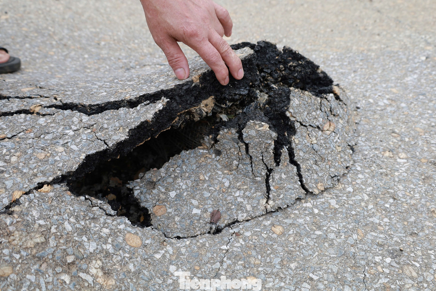 Cũng theo ông Lưu, tình trạng tắc ngập nước, trào bùn lên mặt đường mỗi khi mưa xuống đã xảy ra từ lâu rồi, nhưng ngày 16/6 là đỉnh điểm, nước trên núi đổ xuống đã làm bong, tróc, gãy mặt đường.