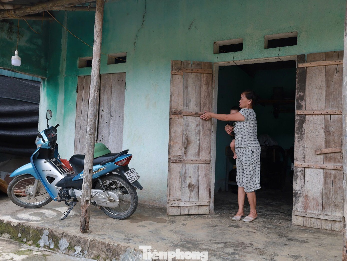 Người dân thôn Bãi Khoai phải di dời đến nhà người thân khi trời mưa kéo dài. Người dân thôn Bãi Khoai phải di dời đến nhà người thân khi trời mưa kéo dài.