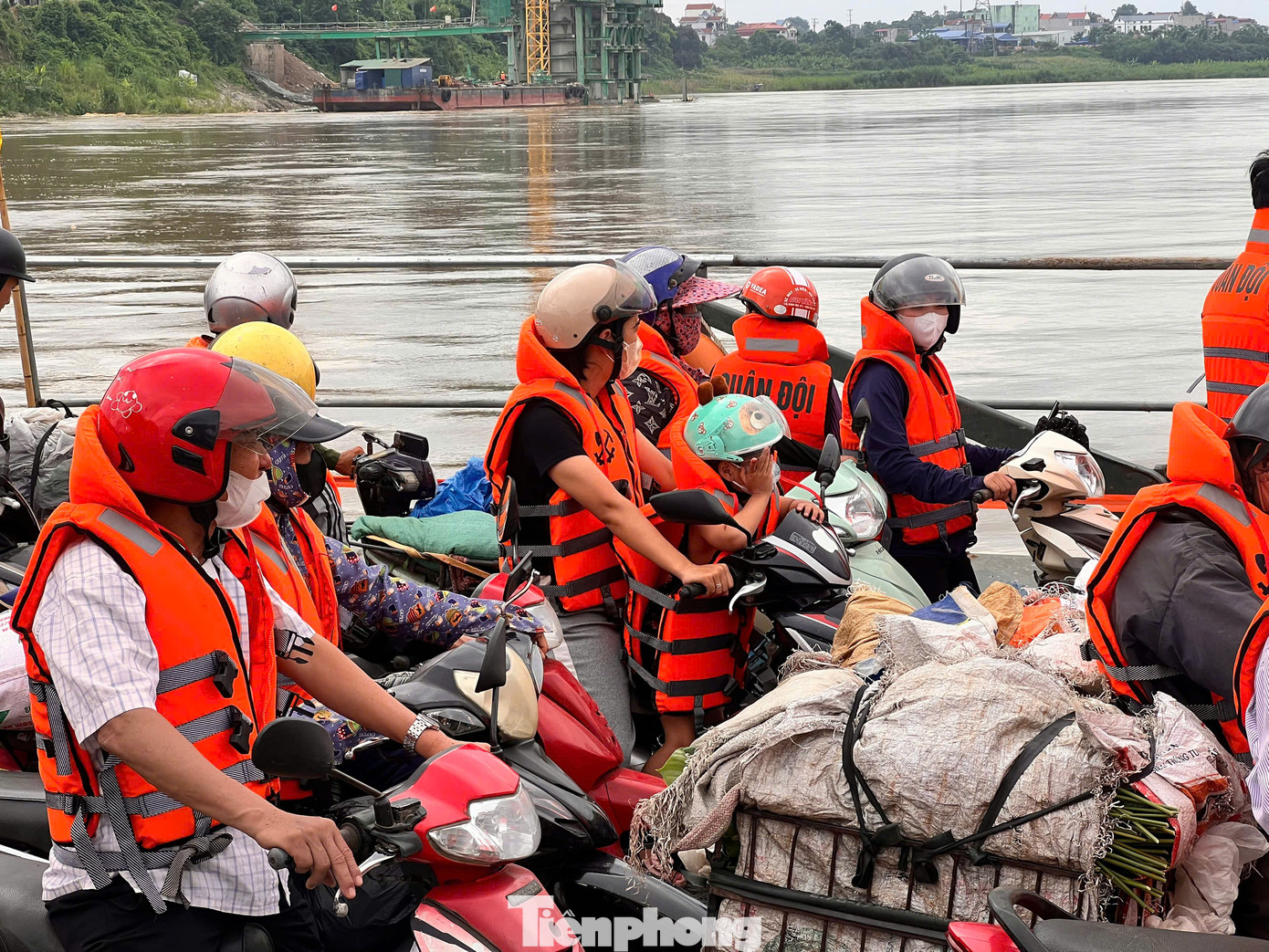 Người dân hạnh phúc khi có phà quân sự đưa qua sông mỗi ngày. Người dân hạnh phúc khi có phà quân sự đưa qua sông mỗi ngày.