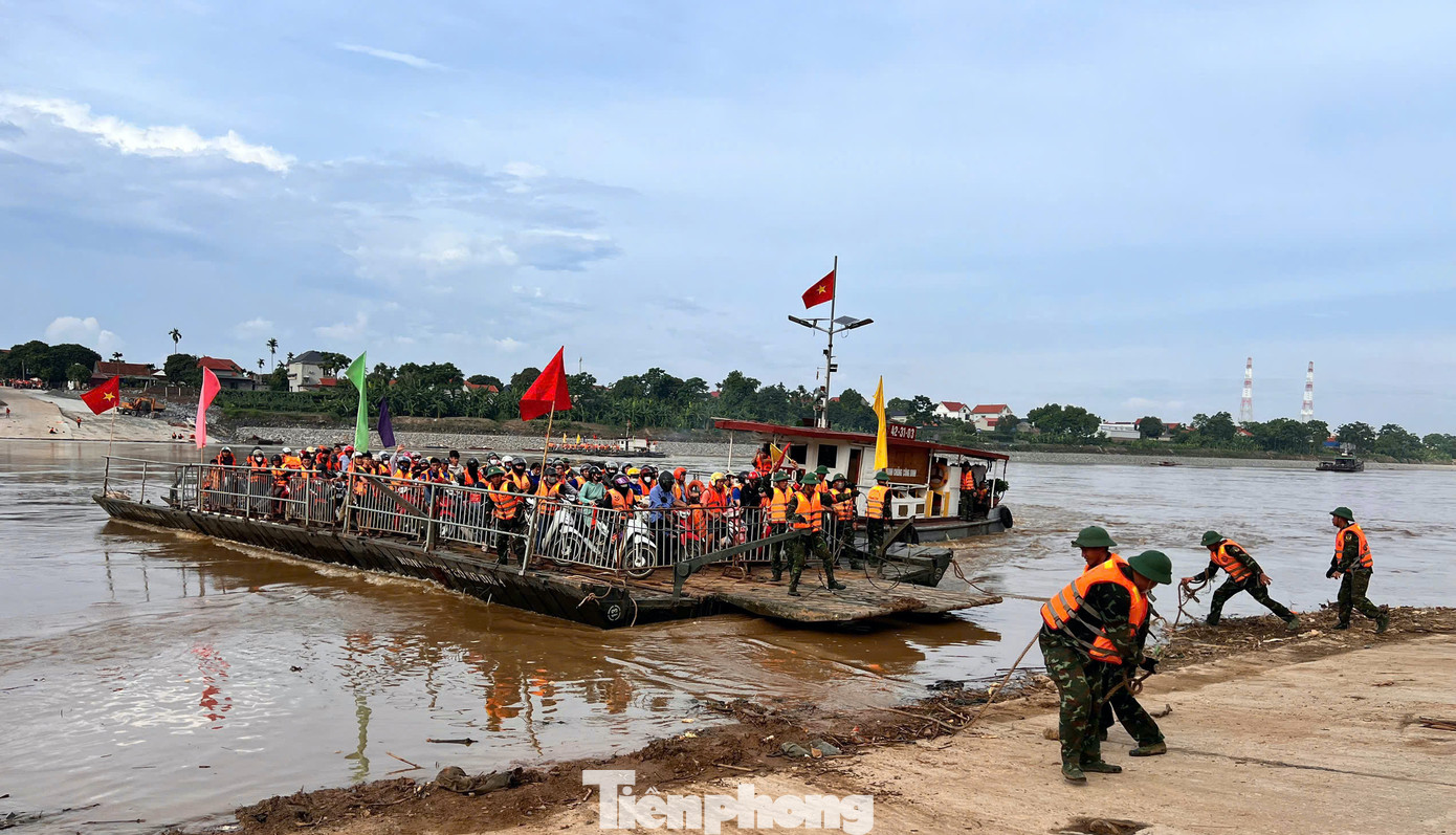 Bộ đội Công binh cho phà cập bến. Bộ đội Công binh cho phà cập bến.