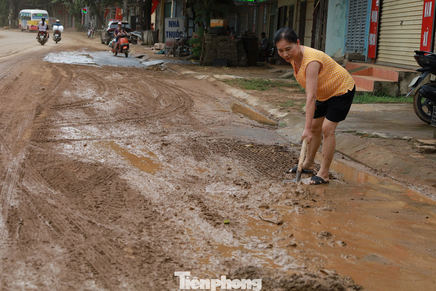 Người dân sinh sống trên đường An Dương Vương cách vị trí đường nứt gãy gần 1km đang dọn bùn đất trước nhà. Bà Trần Thị Loan chia sẻ, mưa được một lúc lớn kèm theo bùn đất ngập đường, khiến người dân khiếp sợ, không biết có phải lở núi không.