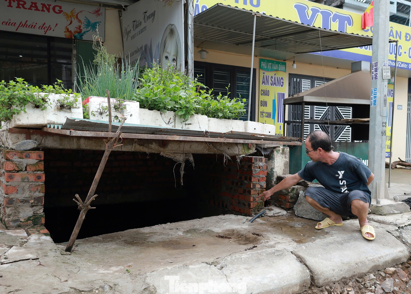 “Cống thoát nước ở vị trí này đã bị tắc trong quá trình thi công nâng cấp đường An Dương Vương. Hàng năm thường xảy ra ngập úng ở vị trí này và đây là năm lần đầu tiên xảy ra sự việc nghiêm trọng”, ông Tuân cho biết.