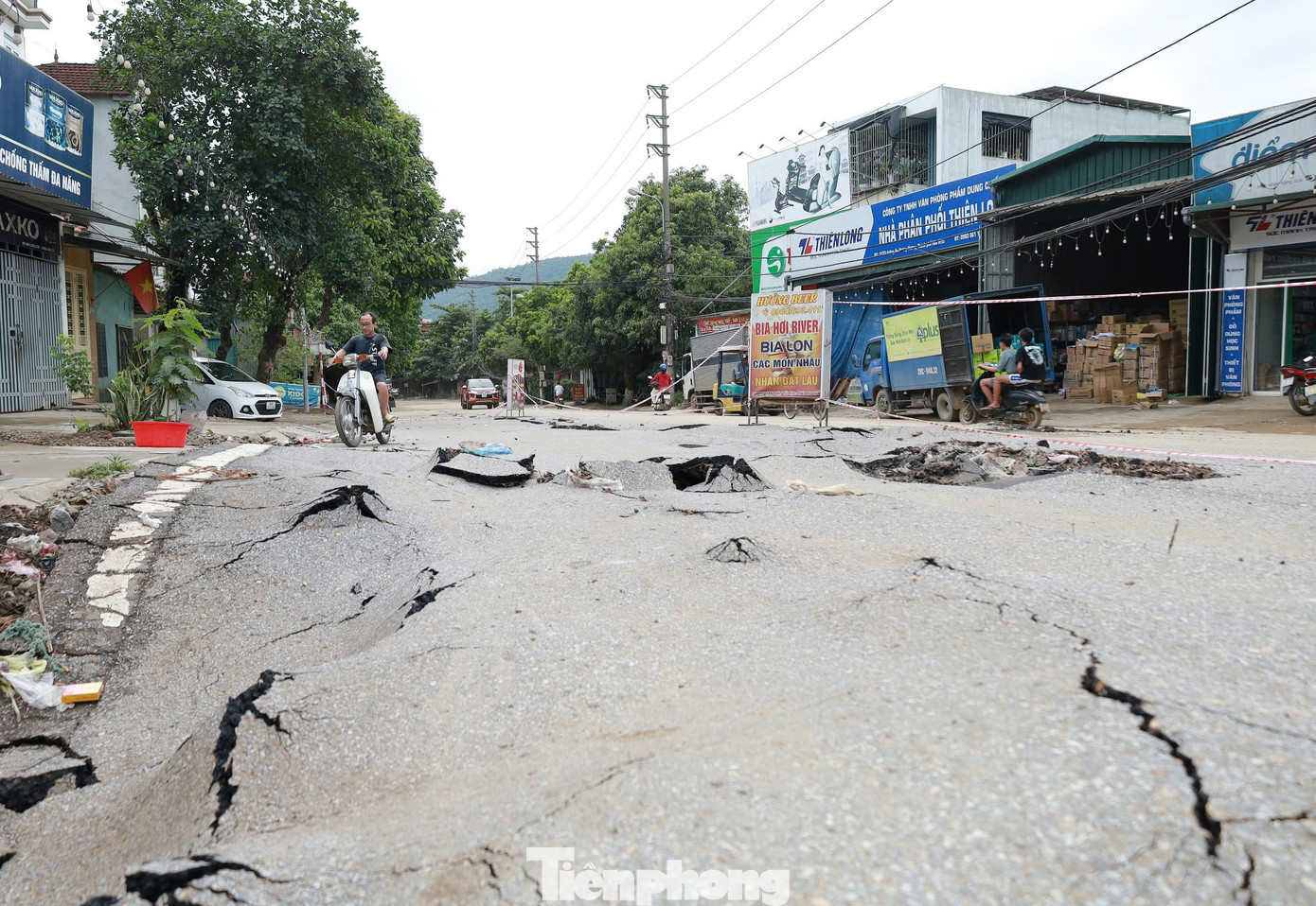 Theo ông Trần Khắc Lưu, năm 2022, cơ quan chức năng tiến hành sửa chữa, nâng cấp đường An Dương Vương nối với dốc Cun. Trong quá trình thi công có khả năng đã làm tắc cống thoát nước nên đoạn đường này trở thành đập ngăn nước, cứ mưa xuống nước lại tràn vào nhà dân.