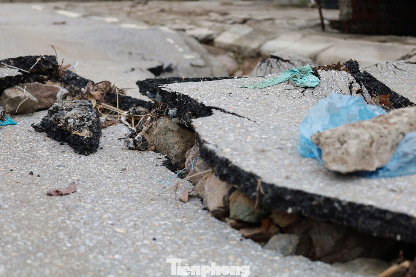 Ông Nguyễn Tuân, Phó trưởng Phòng Kinh tế hạ tầng và Đô thị thành phố Hòa Bình, tỉnh Hòa Bình cho biết, nguyên nhân ban đầu được xác định là do mưa to, nước trên các suối đổ về lớn hệ thống thoát nước ở đường An Dương Vương bị tắc khiến đường sụt lún, nứt.