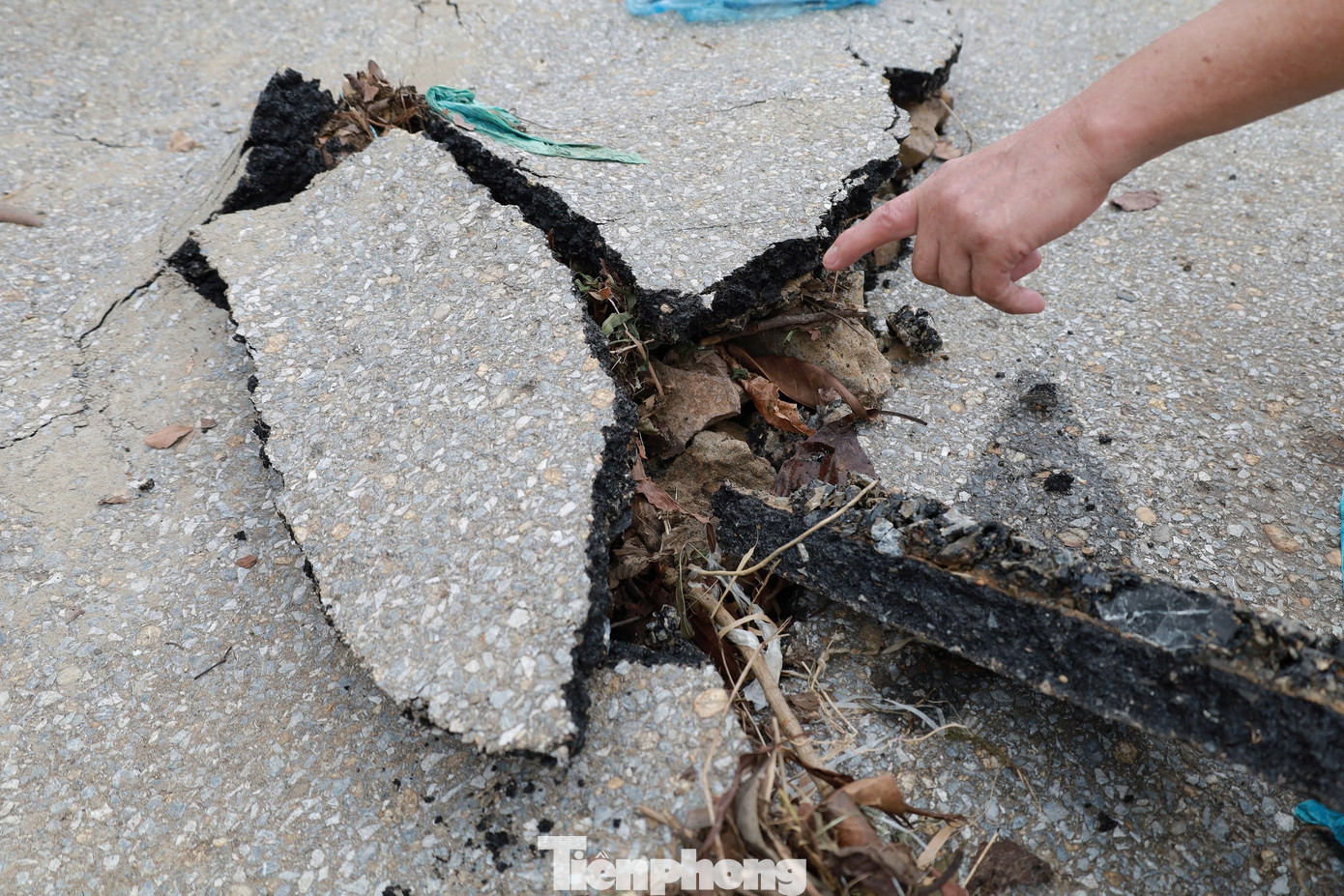 Ông Nguyễn Văn Vương, nhà cạnh hiện trường sạt lở nói, mỗi lần mưa xuống, người dân ở đây không ngủ được, chỉ sợ nước dâng trôi cả người và tài sản. &quot;Chúng tôi rất mong chính quyền địa phương sửa chữa cống thoát nước để người dân yên tâm”, ông Vương lo lắng.