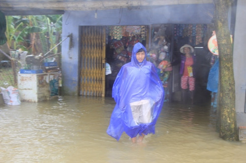 Đường phố Thừa Thiên- Huế chìm trong biển nước sau mưa lớn ảnh 6