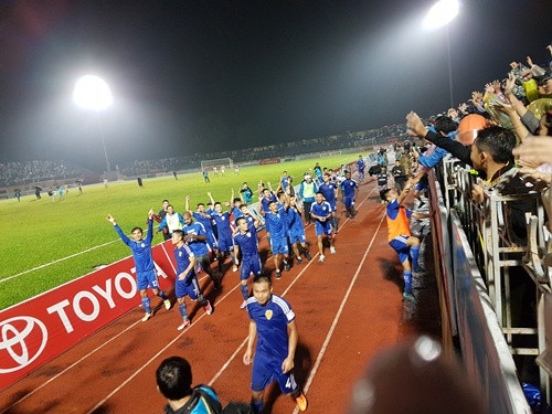 CĐV Quảng Nam đội mưa ăn mừng ngôi vô địch V.League lịch sử ảnh 7