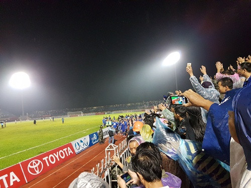 CĐV Quảng Nam đội mưa ăn mừng ngôi vô địch V.League lịch sử ảnh 4