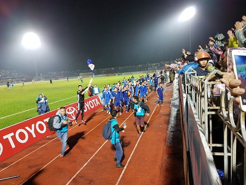 CĐV Quảng Nam đội mưa ăn mừng ngôi vô địch V.League lịch sử ảnh 5
