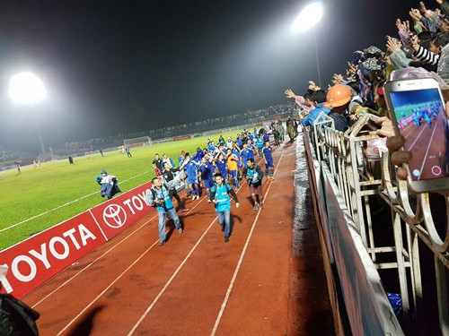 CĐV Quảng Nam đội mưa ăn mừng ngôi vô địch V.League lịch sử ảnh 6
