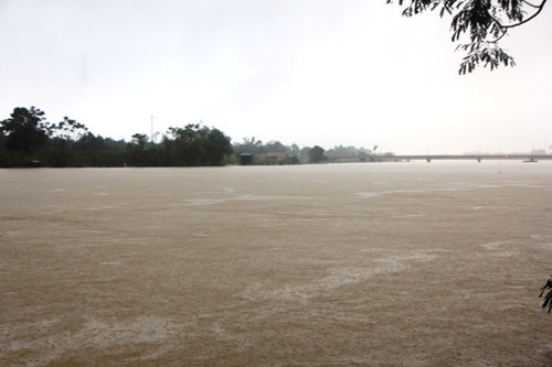 Đường phố Thừa Thiên- Huế chìm trong biển nước sau mưa lớn ảnh 2