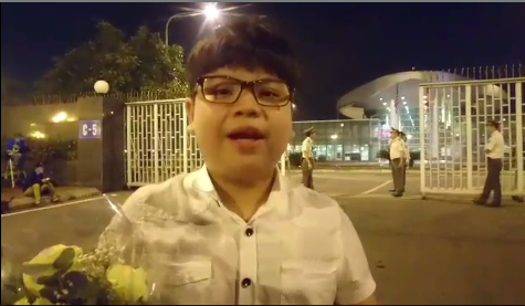 Cậu bé được Tổng thống Trump tặng hoa, bắt tay khi tới Hà Nội là ai? ảnh 1