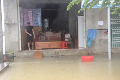 Đường phố Thừa Thiên- Huế chìm trong biển nước sau mưa lớn ảnh 7