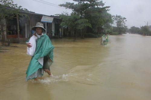 Đường phố Thừa Thiên- Huế chìm trong biển nước sau mưa lớn ảnh 8