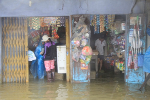 Đường phố Thừa Thiên- Huế chìm trong biển nước sau mưa lớn ảnh 5