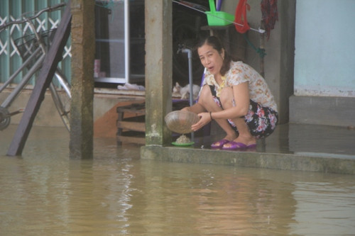 Đường phố Thừa Thiên- Huế chìm trong biển nước sau mưa lớn ảnh 4