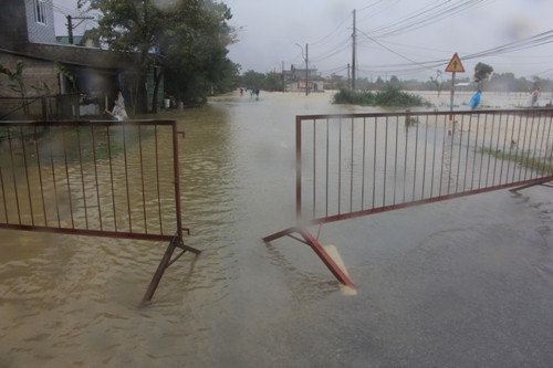 Đường phố Thừa Thiên- Huế chìm trong biển nước sau mưa lớn ảnh 9